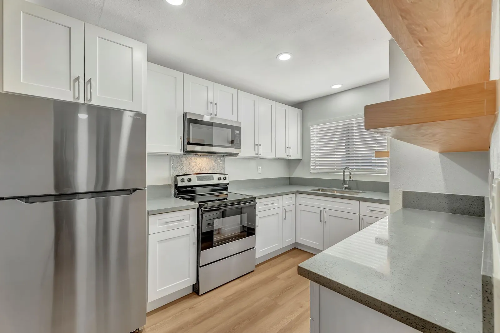 Palm View Village apartment community photo 05